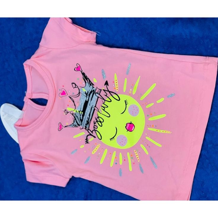 T-shirt rose avec motif soleil et couronne
