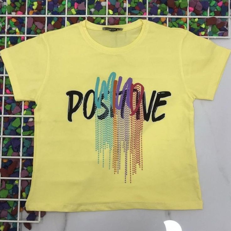 T-shirt enfant jaune vif avec imprimé "POSITIVE" coloré