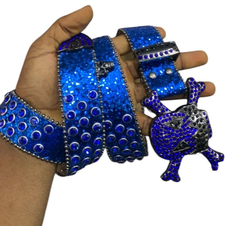 Ceinture Bleue Pailletée avec Boucle Tête de Mort et Strass Bleus