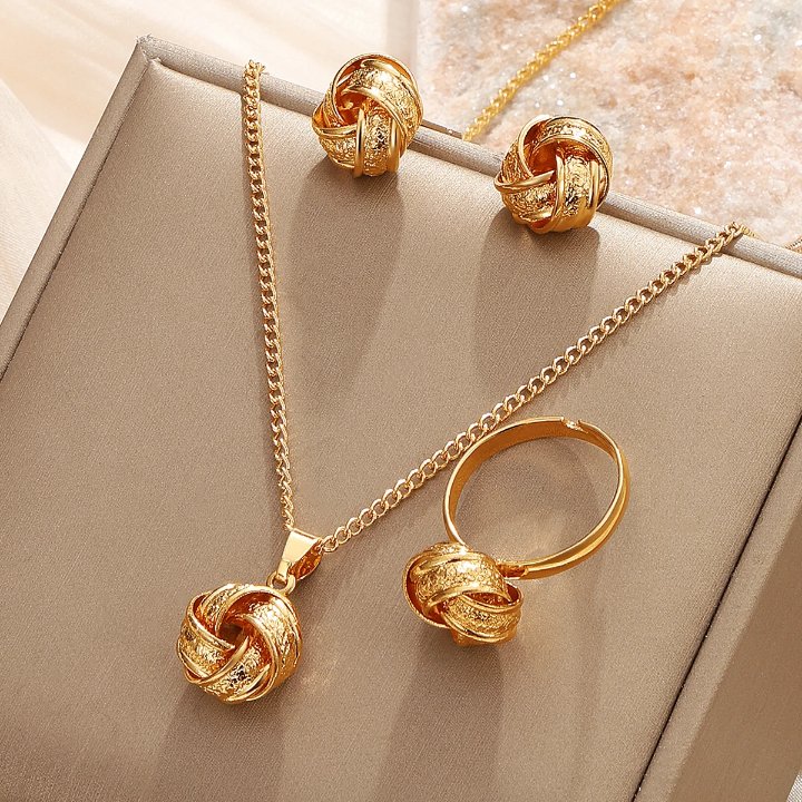 Ensemble chaîne boucles d'oreilles et bague