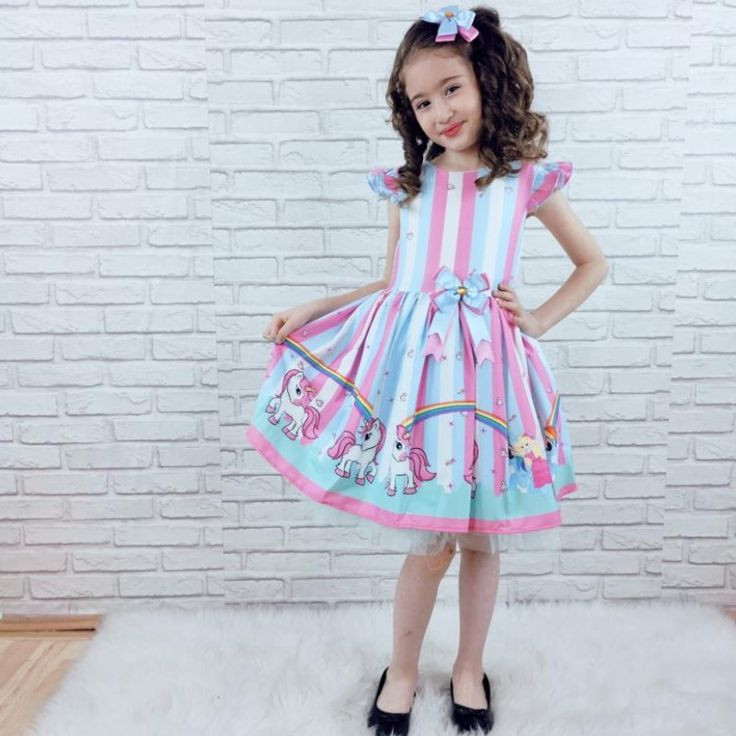 Robe de fête enfant avec imprimé licorne et arc-en-ciel