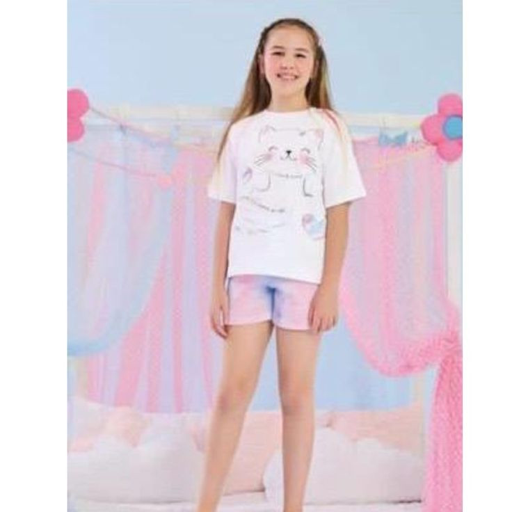 Le t-shirt blanc et le short coloré offrent un look mignon et décontracté pour enfant