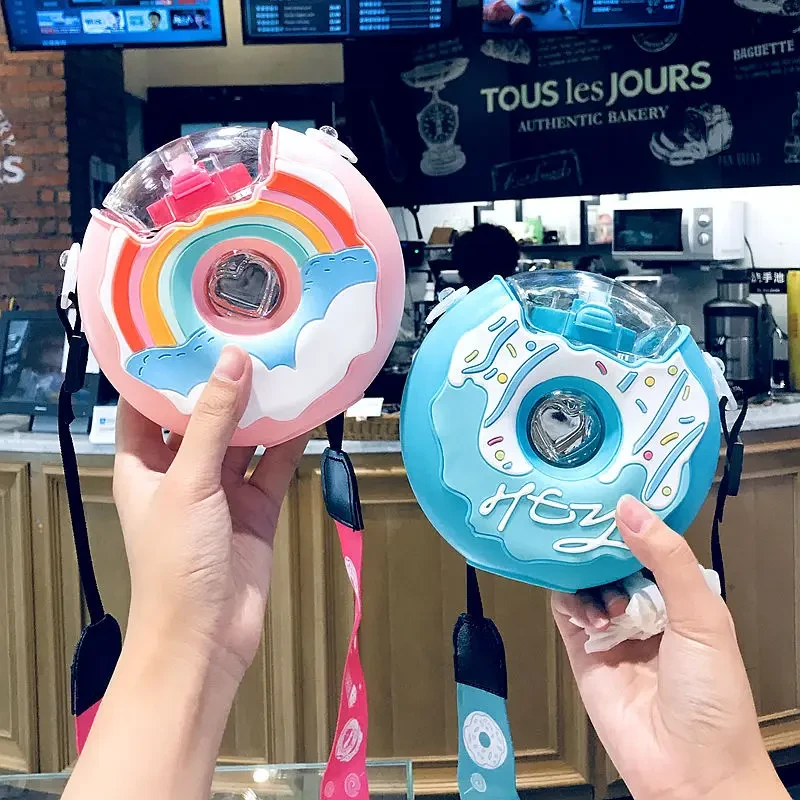Gobelet d'apprentissage pour bébé en bec de canard, pour enfants, en forme de beignet, joli gobelet Kawaii, bouteille d'eau créative en paille