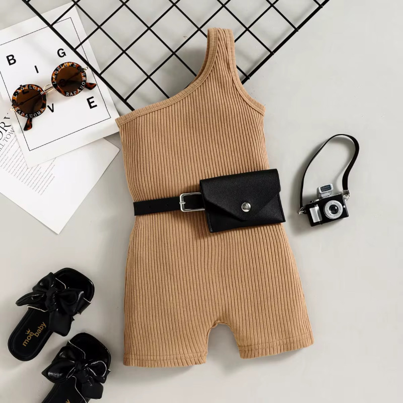 Combinaison et une sacoche en cuir